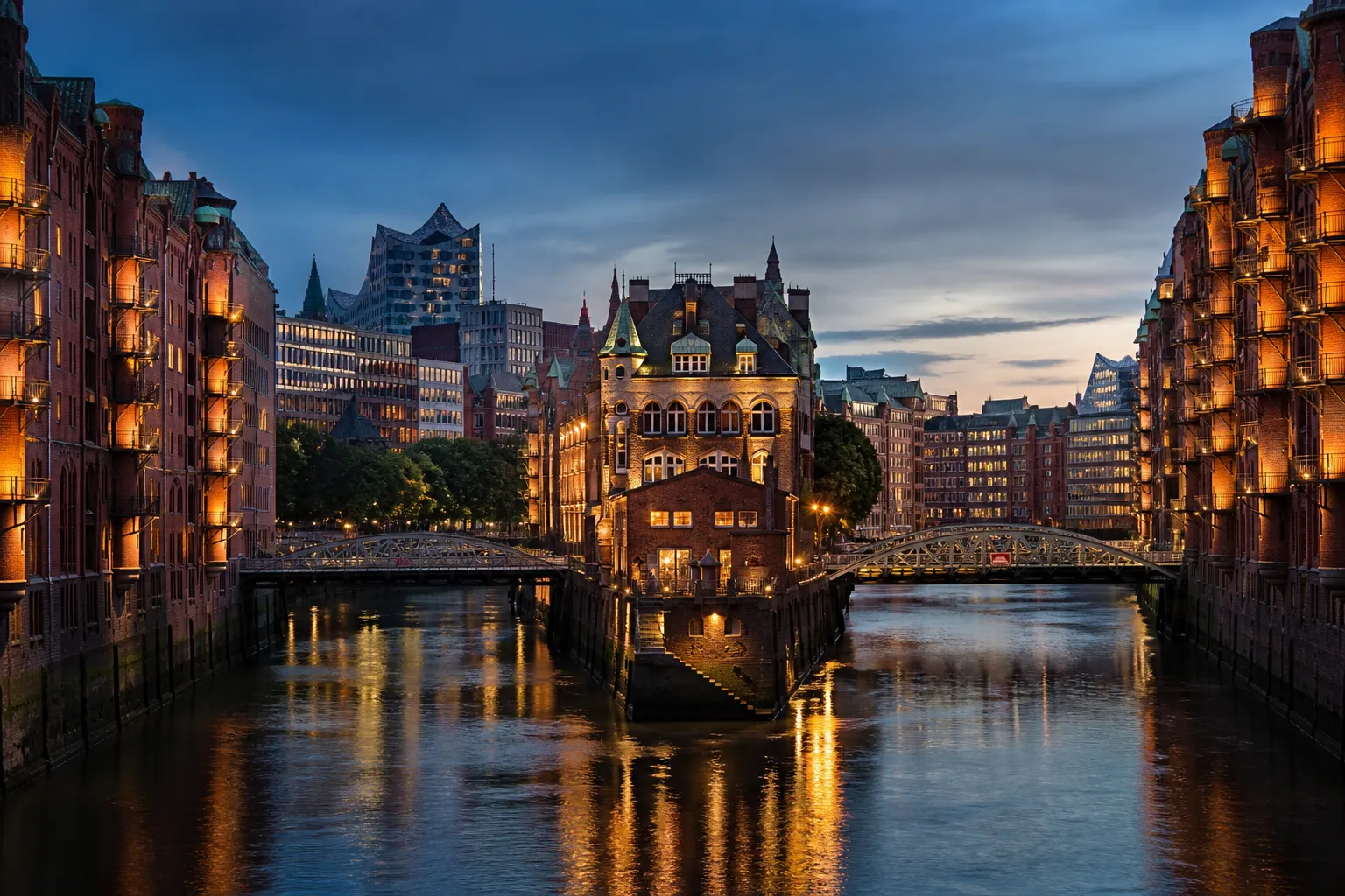 Hamburg am Abend – Sitz der semamed GmbH